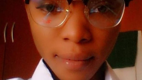 Monica Osagie quyết định thu &acirc;m lại cuộc n&oacute;i chuyện với thầy gi&aacute;o sau khi &ocirc;ng ta li&ecirc;n tục th&uacute;c giục c&ocirc; quan hệ t&igrave;nh dục để đổi điểm. Ảnh: Facebook.