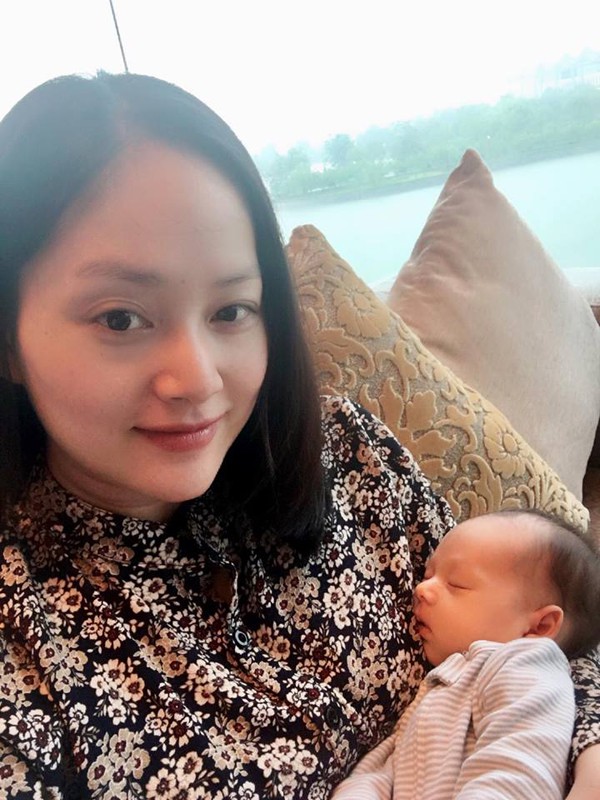Lan Phương đưa con gái Lina Linh ra ngoài cùng gia đình.