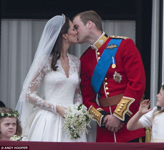 Cặp đôi William - Kate trao nụ hôn trên ban công của Cung điện Buckingham trong đám cưới.