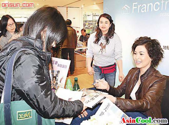 C&ocirc; từng ph&aacute;t h&agrave;nh s&aacute;ch v&agrave; nhận được sự ủng hộ của rất nhiều người.