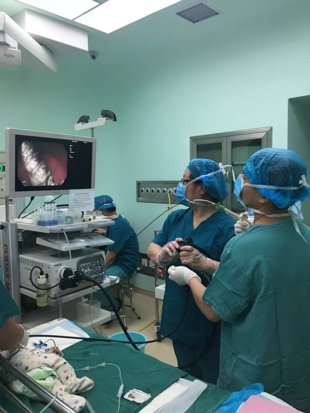 Em b&eacute; đ&atilde; được cứu sống kịp thời v&agrave; đang dần hồi phục sức khỏe.