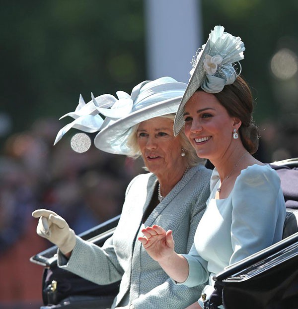 
Cả hai cùng diện váy và mũ màu xanh pastel. Kate trông rạng rỡ và thon gọn sau 1,5 tháng sinh Hoàng tử Louis .

