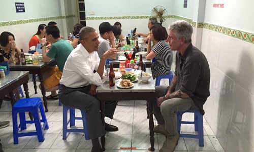 
Tổng thống Mỹ Barack Obama ngồi ăn b&uacute;n chả c&ugrave;ng đầu bếp Anthony Bourdain ở H&agrave; Nội năm 2016. Ảnh: Instagram.
