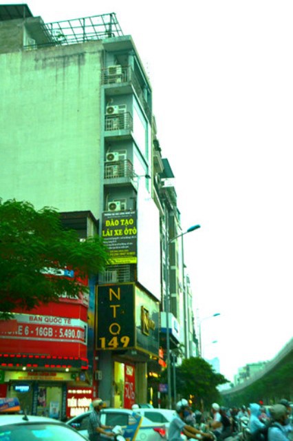Ngay tại đường “đắt nhất hành tinh” ở Hà Nội vẫn tồn tại những căn nhà mái ngói lụp xụp, chắp vá. Ảnh: Hồng Liên