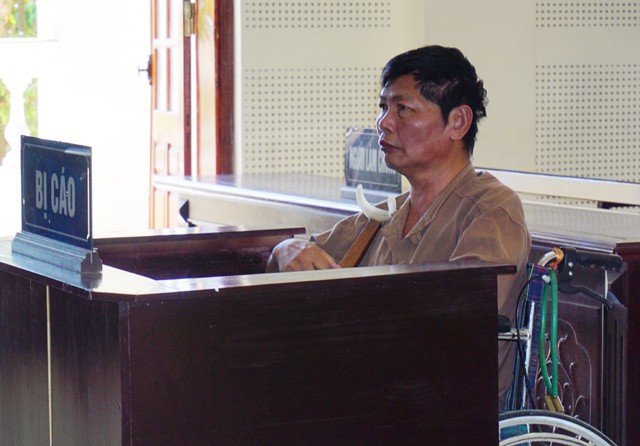 Bị cáo Nguyễn Thanh An ngồi xe lăn trả lời các câu hỏi của HĐXX. Bị cáo rút nội dung kháng cáo kêu oan và thừa nhận hành vi phạm tội của mình
