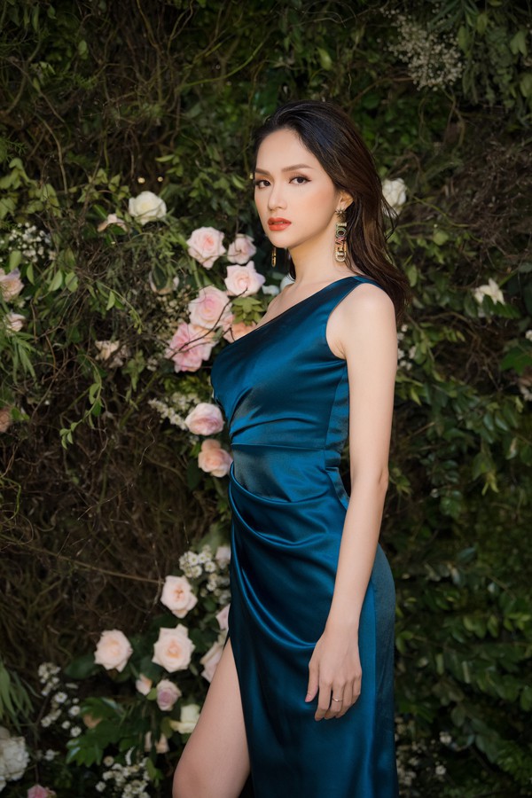 
Hoa hậu Hương Giang buồn vì bị êkíp bỏ quên trong hậu trường khiến cô không thể ra sân khấu trình diễn.
