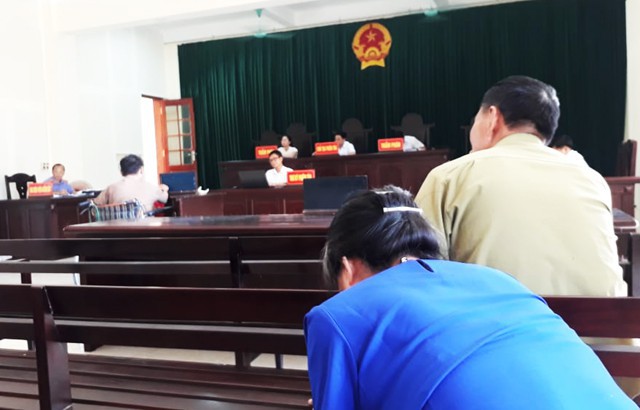 Bà Q. cúi gằm mặt trong suốt buổi xét xử. Việc ông giờ trò đồi bại với cháu bé 10 tuổi bị thiểu năng trí tuệ là một cú sốc lớn, khiến người vợ như bà không dám ngẩng đầu nhìn ai