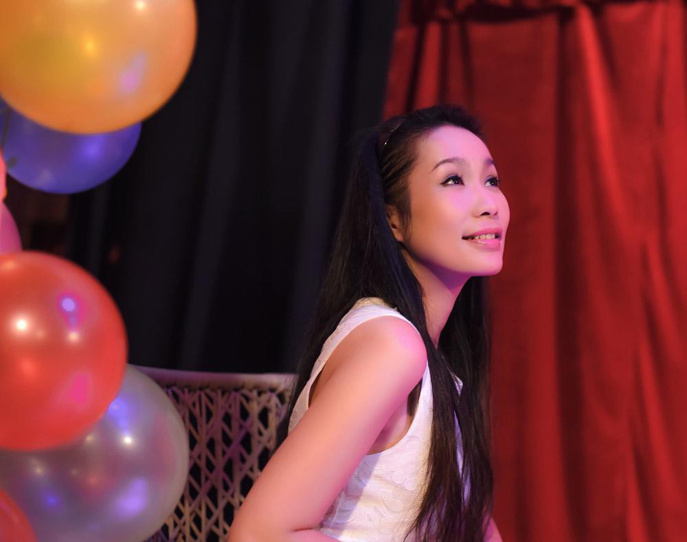 Trải qua 17 năm chung sống, gia đình Trịnh Kim Chi luôn hạnh phúc và vui vẻ nhờ sự khéo léo của chị và sự thông cảm của chồng khi vợ làm nghệ thuật. Đó cũng chính là một trong những lý do khiến cô có được vẻ đẹp bất chấp thời gian.