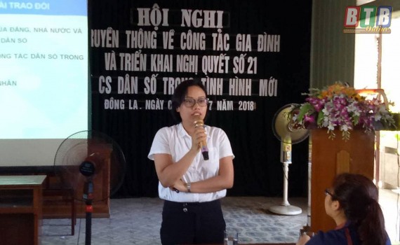 
Báo cáo viên Chi cục DS - KHHGĐ tỉnh Thái Bình truyền đạt các nội dung tại hội nghị. Ảnh: Hà Dung
