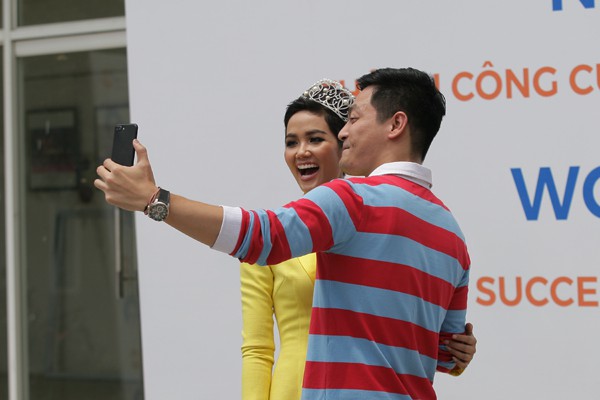 
Vui vẻ, hồn nhiên selfie cùng MC Phan Anh.
