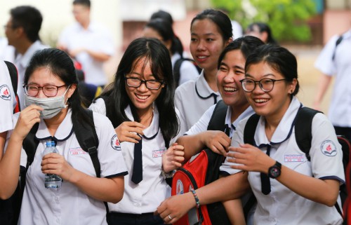 Th&iacute; sinh vui vẻ tham dự kỳ thi THPT quốc gia 2018. Ảnh: Quỳnh Trần.
