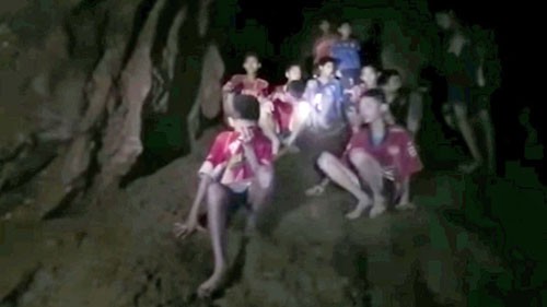 12 cậu bé và một huấn luyện viên mắc kẹt trong hang Tham Luang lúc mới được phát hiện. Ảnh: SEAL Thái Lan.