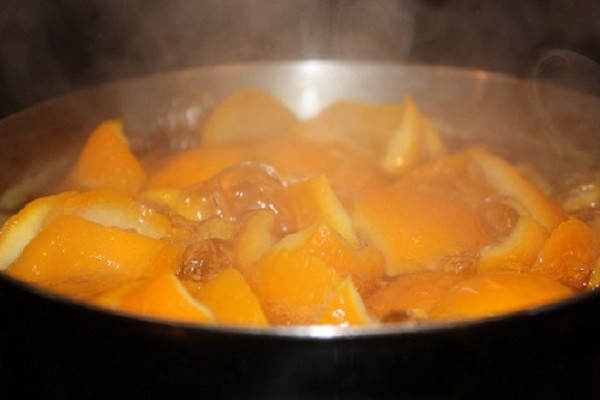 Cho cam chanh vào đun với nước trong 10 phút.