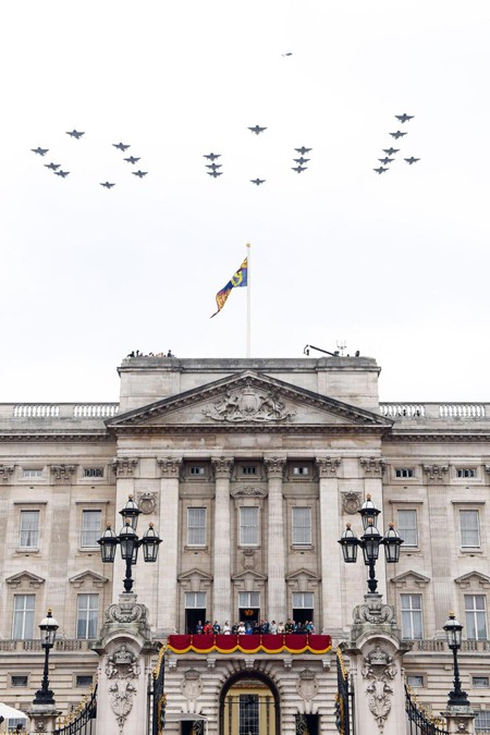 Màn biểu diễn hoành tráng của Không quân Hoàng gia Anh trên bầu trời Điện Buckingham được các thành viên hoàng gia cũng như hàng nghìn người dân đứng bên dưới đón xem.