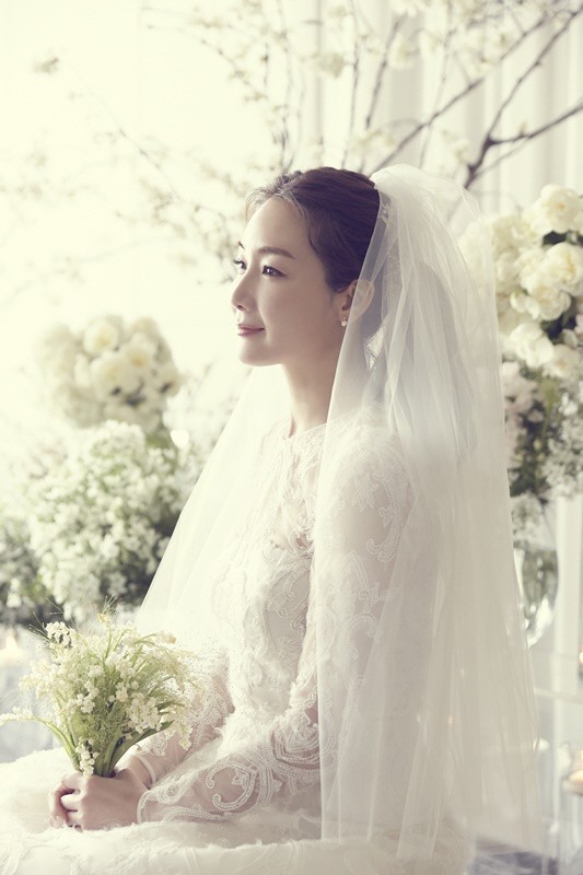 Choi Ji Woo kết hôn năm 43 tuổi vẫn trẻ trung xinh đẹp rạng ngời