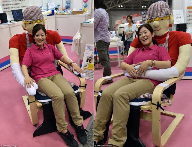 Ghế yên tĩnh về cơ bản là một con búp bê vải được xây dựng thành một chiếc ghế xích đu, với cánh tay rất dài có thể quấn quanh người ngồi trên đó.