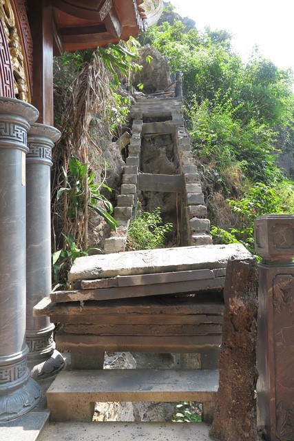 
Ngay ở bậc đầu tiên của lối lên đàn Kính Thiên được chắn bằng những tảng bê tông như thể ngăn không cho người lên kiểm tra công trình
