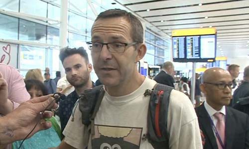 John Volanthen trả lời phóng viên sau khi hạ cánh xuống sân bay Heathrow hôm 12/7. Ảnh: BBC.