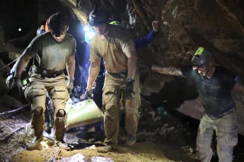 Nhân viên cứu hộ đưa một thành viên đội bóng Lợn Hoang nằm trên cáng ra khỏi hang Tham Luang hôm 11/7.