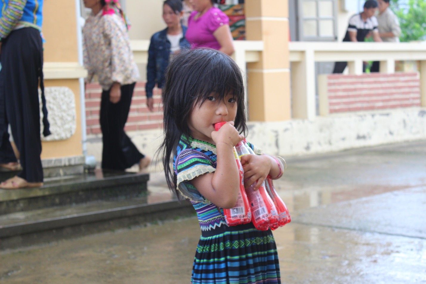 Niềm vui của một em bé khi nhận được quà từ Tập đoàn Tân Hiệp Phát