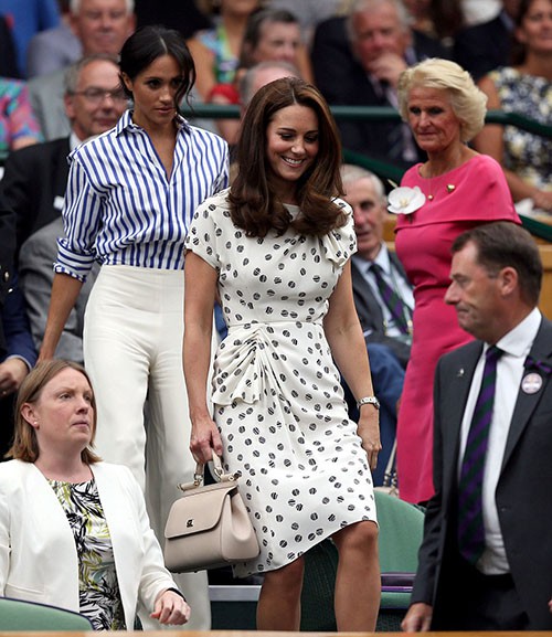 Chiều 13/7 Công nương Kate và em dâu Meghan cùng nhau tới câu lạc bộ All England để theo dõi các trận đấu chung kết đơn nam và nữ trong khuôn khổ giải Wimbledon.