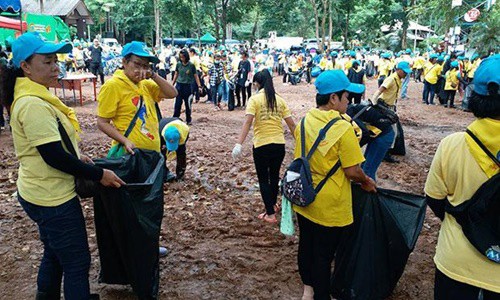 Các nhân viên tình nguyện tham gia chiến dịch dọn dẹp quanh hang Tham Luang. Ảnh: Bangkok Post.