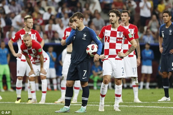 Phút 37 - Bàn thắng: Griezmann bước lên bình tĩnh đánh bại Subasic, đưa tỷ số lên 2-1 cho đội tuyển Pháp.