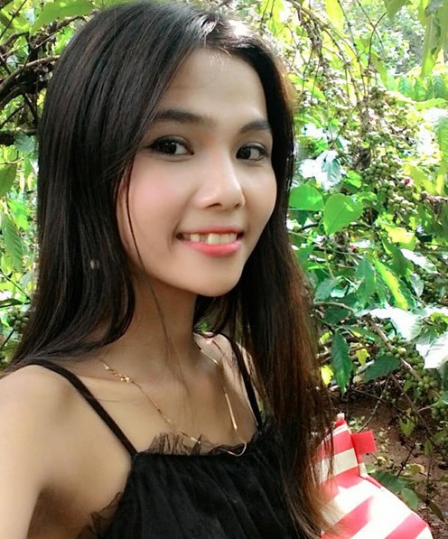 Em gái Hoa hậu HHen Niê là HMin Niê, sở hữu vẻ ngoài dịu dàng, nữ tính. Cô hiện sống tại huyện Cư Mgar (Đắk Lắk) cùng gia đình. Trong suốt quá trình HHen Niê tham gia cuộc thi nhan sắc, HMin Niê luôn đồng hành, ủng hộ chị. Cô thường xuyên chia sẻ các hoạt động của HHen Niê và không giấu được sự tự hào, hạnh phúc khi chị gái đăng quang Hoa hậu Hoàn vũ Việt Nam 2017.