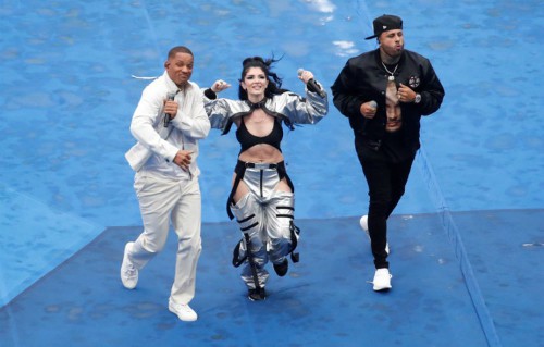 Will Smith, Era Istrefi và Nicky Jam (từ trái sang) có mặt sớm để giao lưu với người hâm mộ. Bộ ba đảm nhiệm vai trò khuấy động lễ bế mạc. Nicky Jam thể hiện ca khúc X trước. Sau đó, hai nghệ sĩ còn lại bước ra và cùng hòa giọng hát Live It Up.