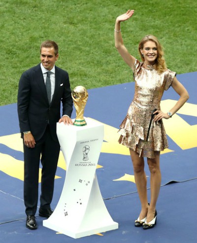 Ở lễ khai mạc, Natalia Vodianova cũng góp mặt để giới thiệu cúp vàng.