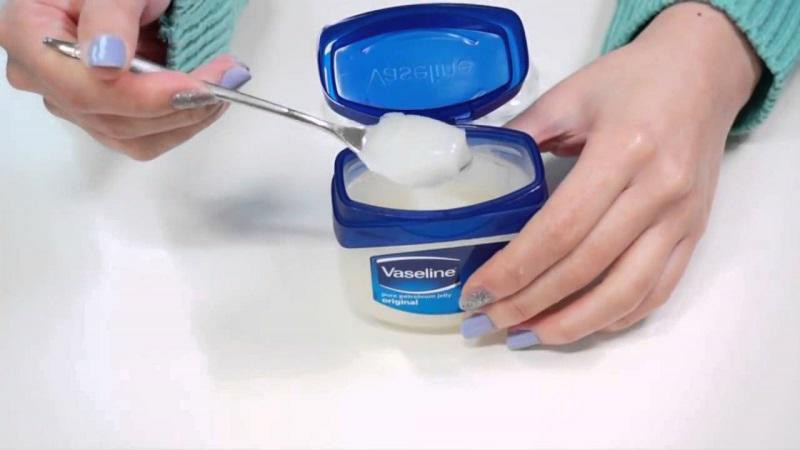 Mát xa bằng Vaseline và Vitamin E giúp tăng size vòng 1