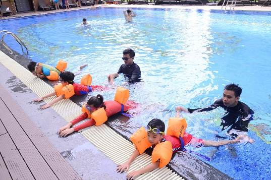 
Các cư dân nhí Vinhomes háo hức tham gia chương trình dạy bơi - Ảnh: Vinhomes cungcấp

