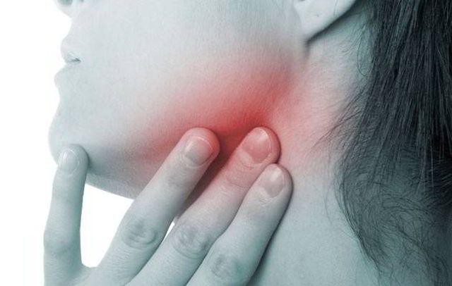 
Dấu hiệu phổ biến là hạch bị sưng, đau và thường thấy ở cổ
