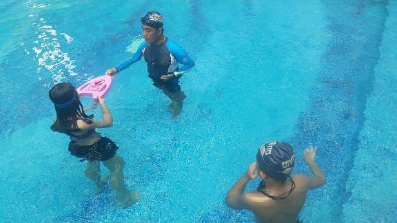 Được biết, Chủ đầu tư Vinhomes đã mở khóa học trên để trang bị cho trẻ kiến thức toàn diện về bơi lội và xử lý tình huống dưới nước, để các em có một mùa hè thật sự bổ ích, ý nghĩa.
