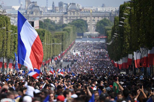 
Hàng trăm nghìn người đã đổ ra đường để chào đón đội bóng Pháp.
