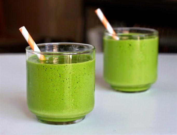 Nước ép đu đủ xanh vừa đẹp da, vừa giúp chu kì kinh nguyệt đều đặn. Hình minh họa