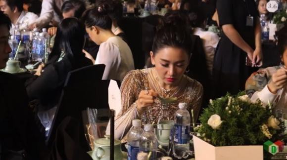 Hình ảnh Hari Won thoải mái ăn uống trong bữa tiệc bị nhiều người đem ra mổ xẻ.