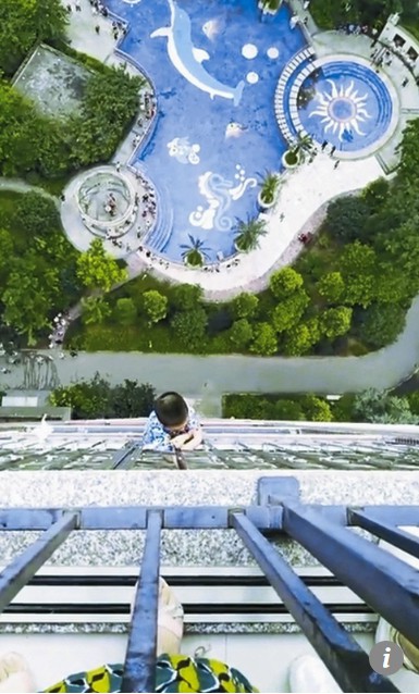 Em b&eacute; rơi từ tầng 20, v&agrave; một c&aacute;ch thần kỳ đ&atilde; t&oacute;m chặt được song sắt của ban c&ocirc;ng tầng 19. Ảnh: scmp.