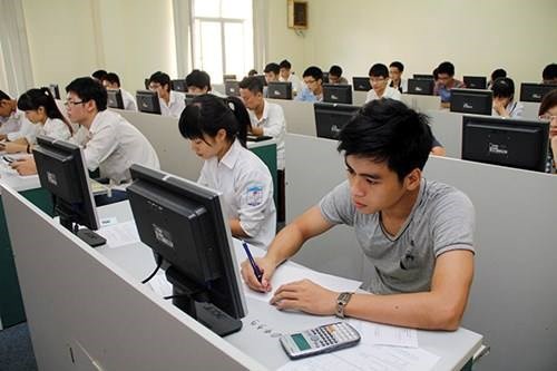 Thí sinh dự thi đánh giá năng lực trên máy tính vào ĐH Quốc gia Hà Nội năm 2016