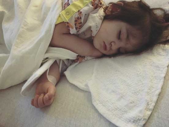 
Bức ảnh bé Harper được Margaret chia sẻ cùng bài đăng trên Facebook khi bé bị sốt cao.
