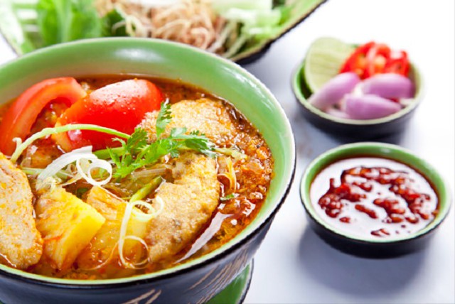 Bún chả cá: Bún chả cá là món ăn đặc trưng của nhiều tỉnh duyên hải miền Trung. Tuy nhiên, mỗi nơi bún chả cá sẽ mang một phong vị khác nhau và bún chả cá Quy Nhơn cũng không phải ngoại lệ. Ảnh: Vntrip.