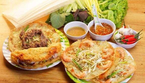 Bánh xèo tôm nhảy: Nhắc đến đặc sản Quy Nhơn, người ta không thể không nhắc tới món bánh xèo tôm nhảy trứ danh. Bánh xèo có mặt ở nhiều tỉnh thành trên cả nước nhưng bánh xèo tôm nhảy thì chỉ có ở Quy Nhơn mới ngon đến vậy. Cứ chiều đến, con đường Diên Hồng tại thành phố Quy Nhơn lại tập nấp khách du lịch và dân địa phương tới các quán bánh xèo. Nhiều người tự hỏi bánh xèo tôm nhảy Quy Nhơn có gì mà hút khách đến vậy. Ảnh: Foody.