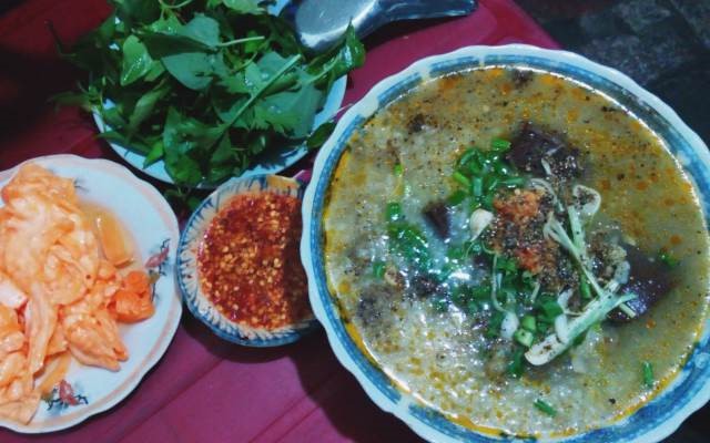 Cháo bò Quy Nhơn: Cháo bò - gỏi bò cũng là một combo hút khách tại thành phố Quy Nhơn, Bình Định. Về cơ bản, cháo bò đơn giản là cháo ăn với thịt bò nhưng hương vị của nó lại đẩy món ăn nghe chừng đơn giản lên một tầm cao mới. Nước cháo đậm đà, được hầm với xương bò, gia giảm với nhiều loại gia vị như hành, ngò gai tạo nên sự thơm ngon, hơi cay cay cho món cháo. Tô cháo bò lúc nào cũng đầy ắp thịt, từ gân bò, xương bò cho tới các loại lòng bò. Ảnh: Foody.