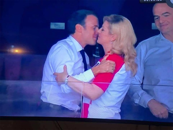 
Ông Emmanuel Macron còn dành nụ hôn cho nữ Tổng thống xinh đẹp và khoảnh khắc này đã rơi vào ống kính của phóng viên.
