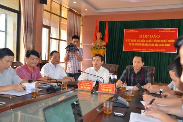 
Quang cảnh buổi họp báo bất thường tại Hà Giang chiều 17/7.
