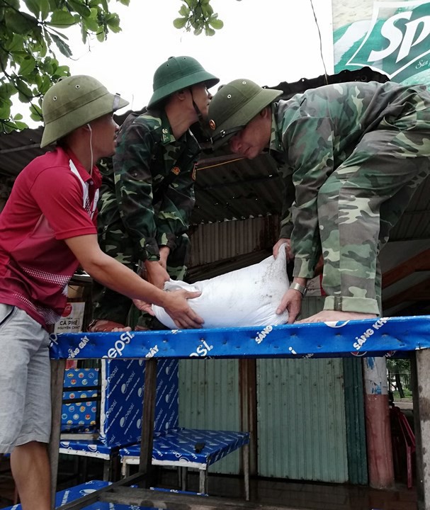 Cán bộ Đồn Biên phòng cảng Cửa Lò - Bến Thủy giúp dân chằng chống nhà cửa. Ảnh: Hải Thượng