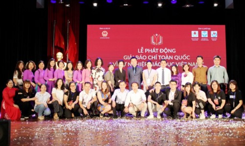 Tập thể cán bộ, phóng viên Báo Giáo dục và Thời đại tại lễ phát động