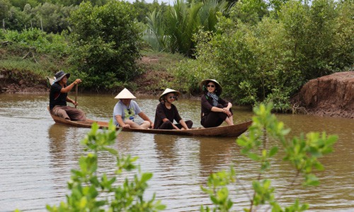 Du khách được người giữ rừng đưa đi tham quan. Ảnh: Hoàng Nam.