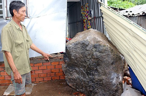 
Tảng đá rơi trúng nhà ông Nguyễn Văn Dương. Ảnh: Bình An.
