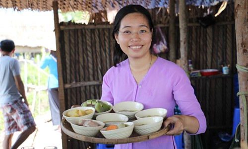 Nữ thạc sĩ giới thiệu c&aacute;c m&oacute;n d&acirc;n d&atilde; tại Homestay. Ảnh: Ho&agrave;ng Nam.